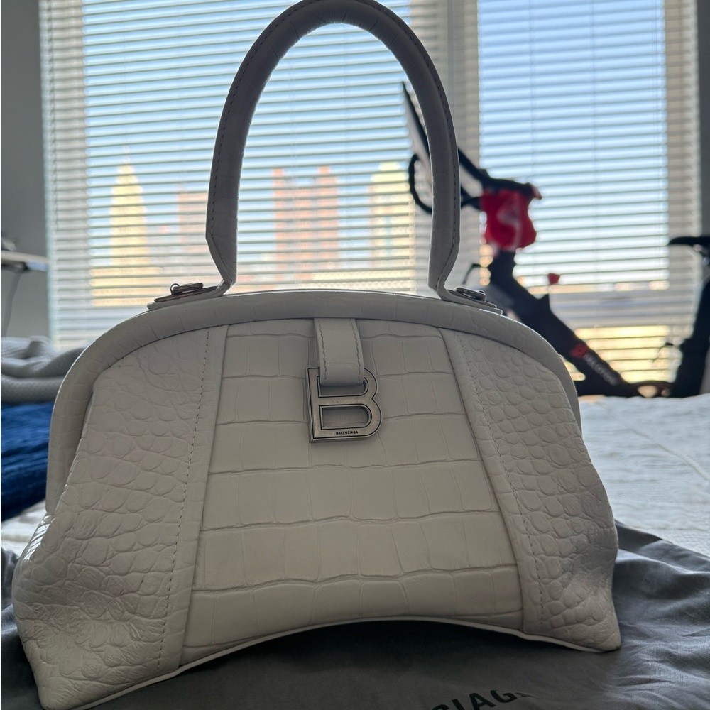 White Leather Satchel with Dome Shape and Metallic Clasp